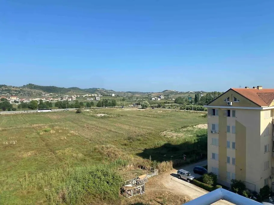Lovely 3-Bedroom Apartment With Free Parking 格勒姆