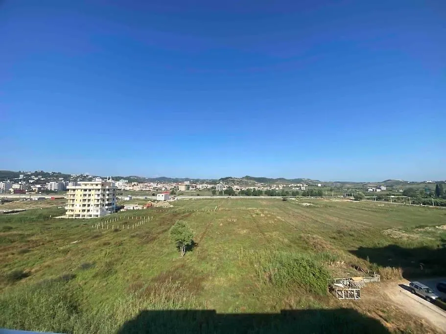 Lovely 3-Bedroom Apartment With Free Parking ゴーレム