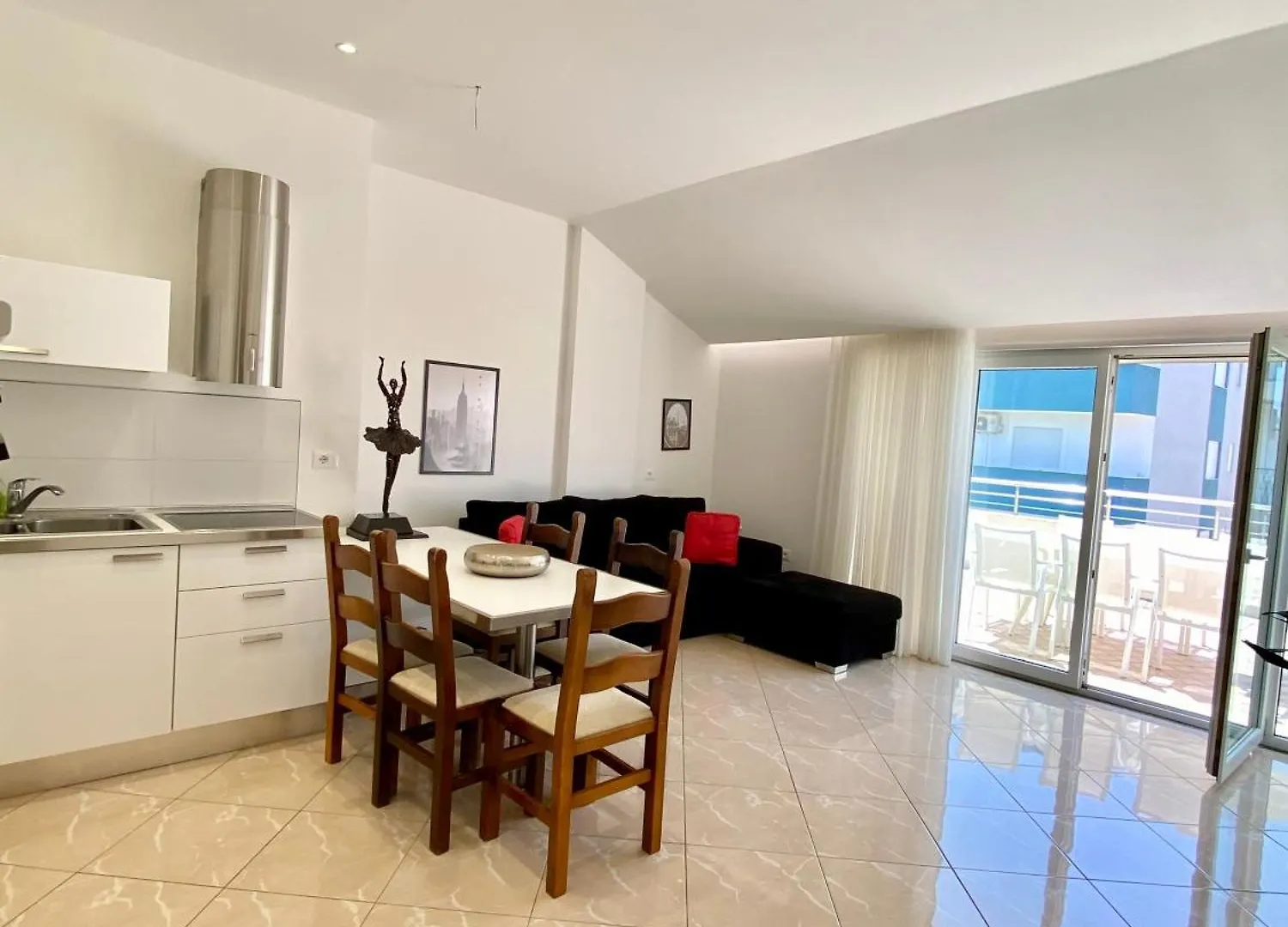 Lovely 3-Bedroom Apartment With Free Parking ゴーレム