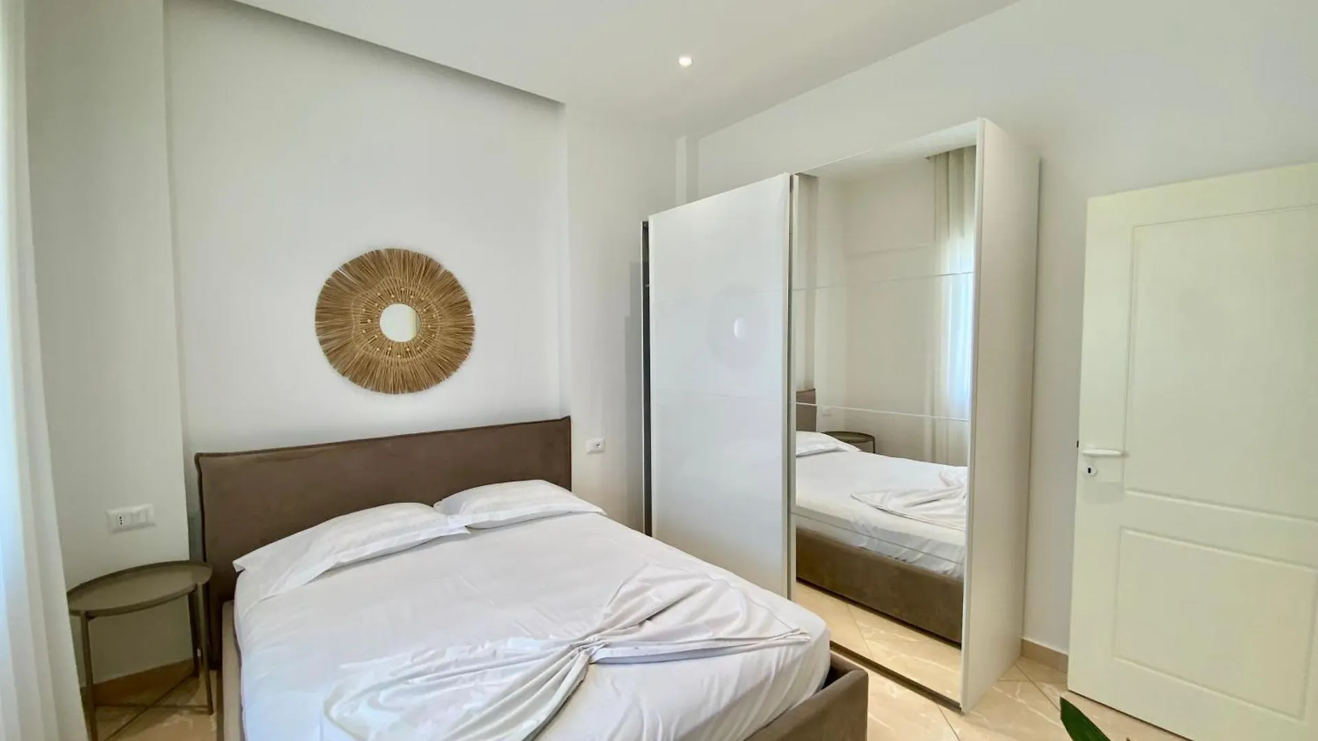 Lovely 3-Bedroom Apartment With Free Parking ゴーレム