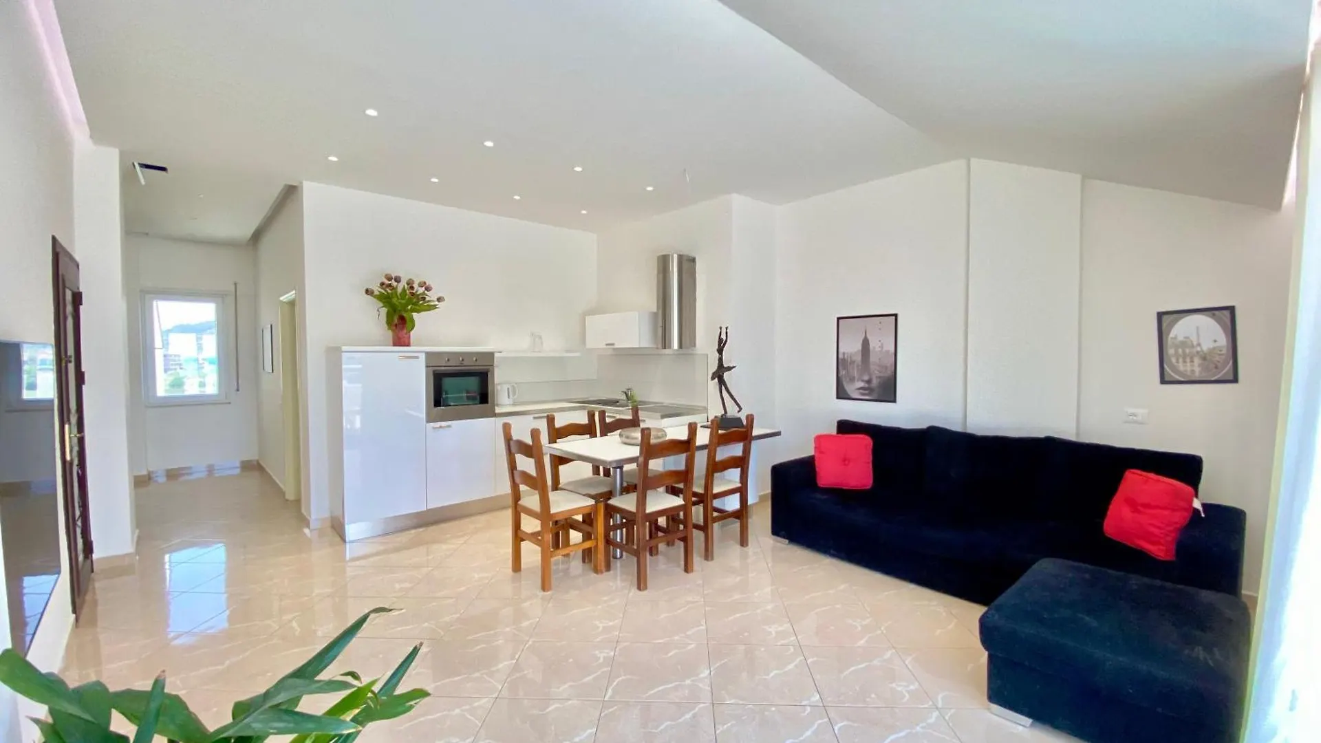 Lovely 3-Bedroom Apartment With Free Parking 格勒姆