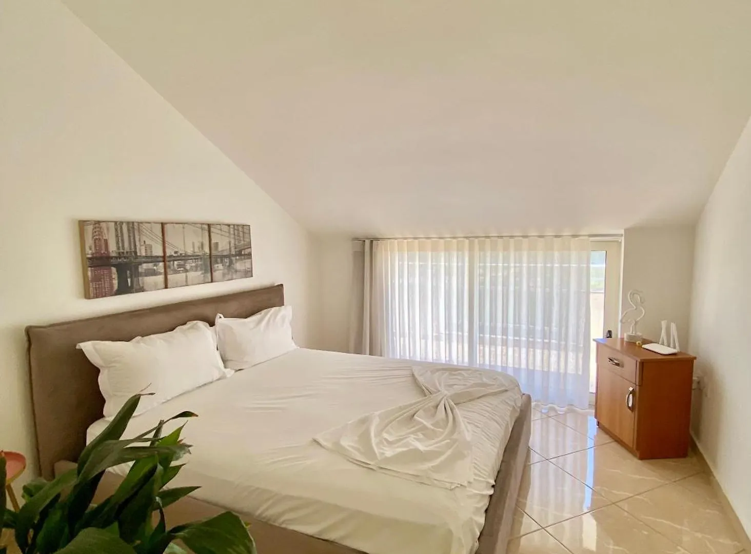 Lovely 3-Bedroom Apartment With Free Parking 格勒姆