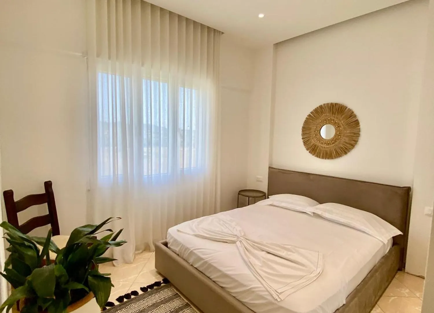 Lovely 3-Bedroom Apartment With Free Parking ゴーレム