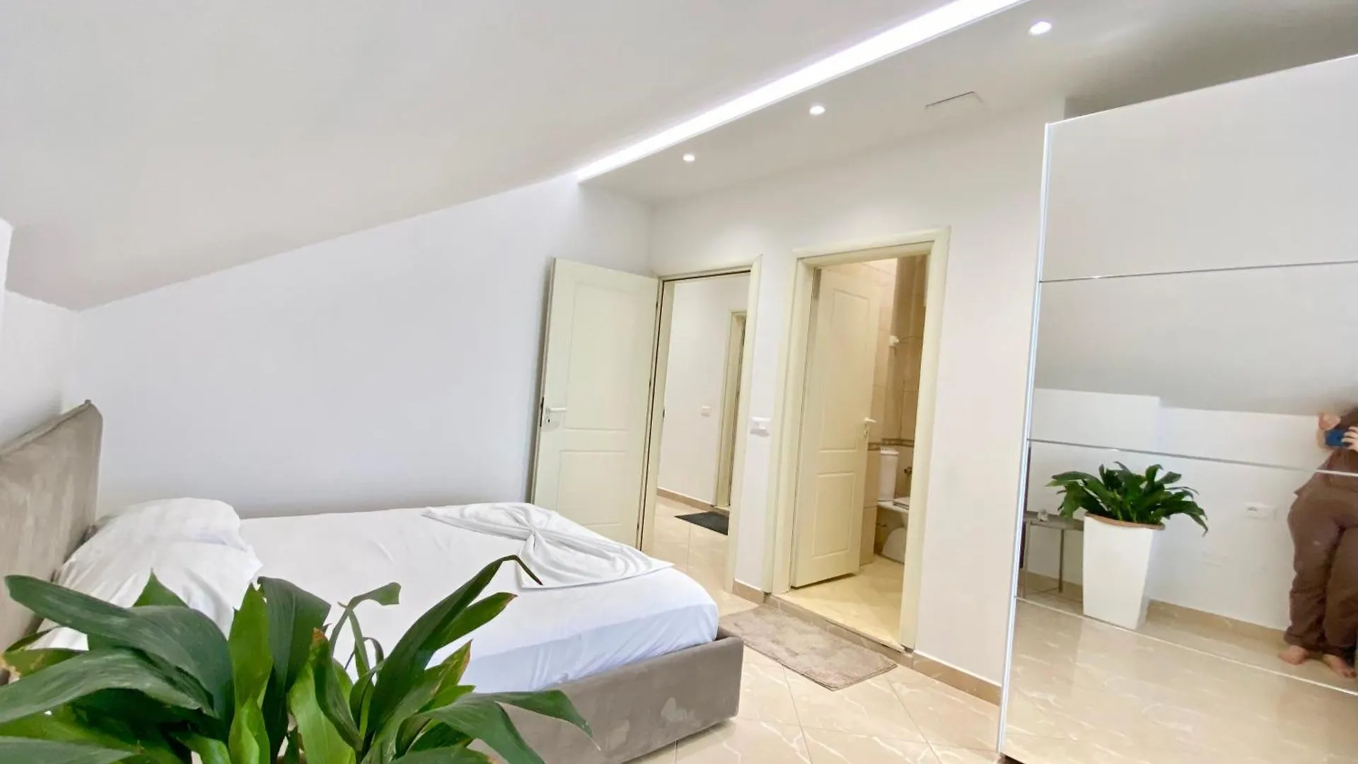 Lovely 3-Bedroom Apartment With Free Parking 格勒姆 阿尔巴尼亚