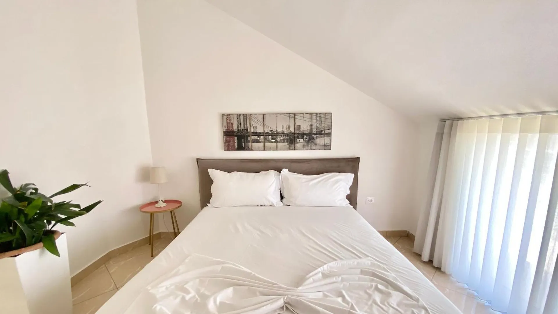Lovely 3-Bedroom Apartment With Free Parking ゴーレム