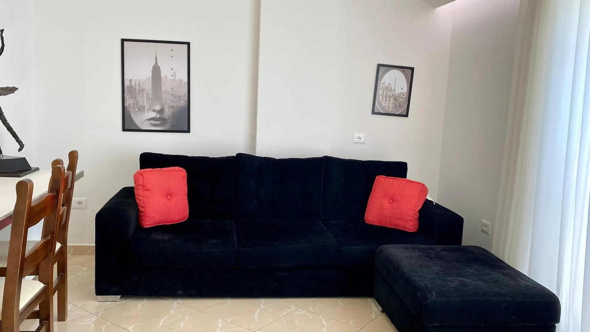 Lovely 3-Bedroom Apartment With Free Parking ゴーレム