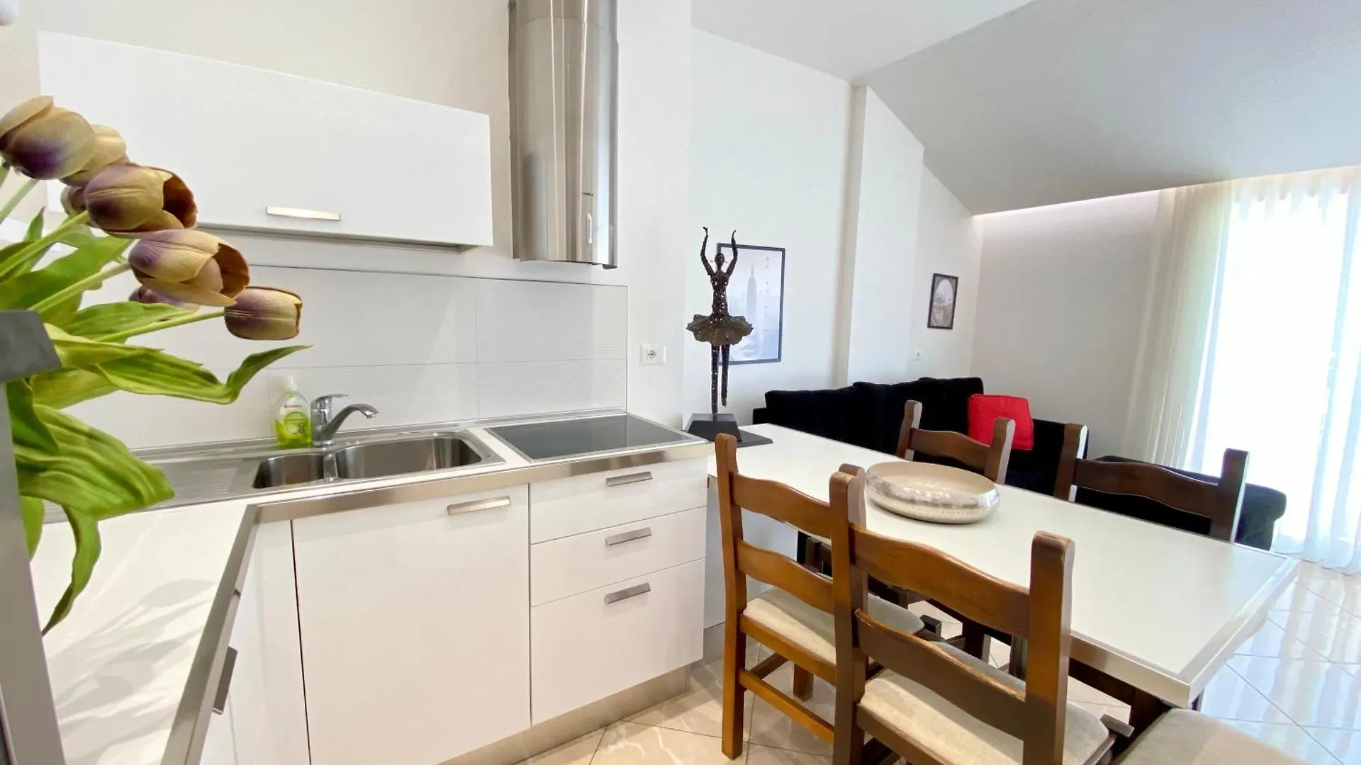 Lovely 3-Bedroom Apartment With Free Parking 格勒姆 0*,  阿尔巴尼亚